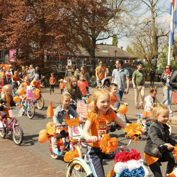 Versierde fietsoptocht.