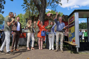 Leo Lucassen ontvangt Vrijwilligerspenning Laarbeek